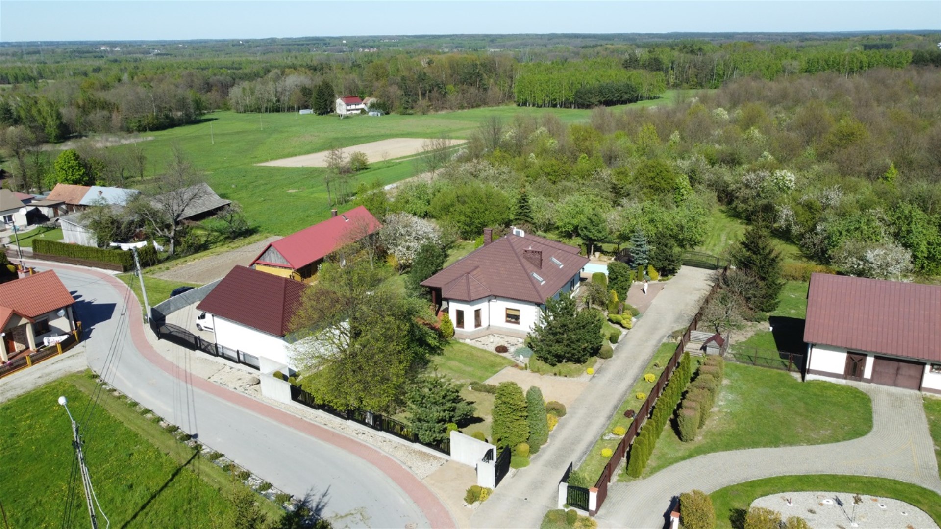 Dom jednorodzinny z basenem i domem dla gości